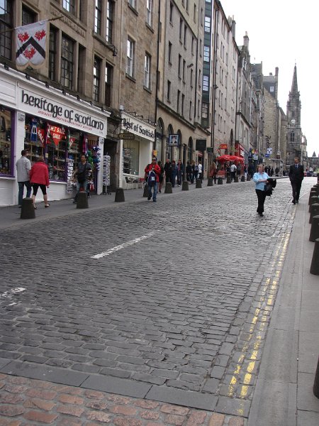 royal mile.jpg - Vanaf The palace of Holyroodhouse loopt de beroemde Royal mile richting Edinburgh castle.